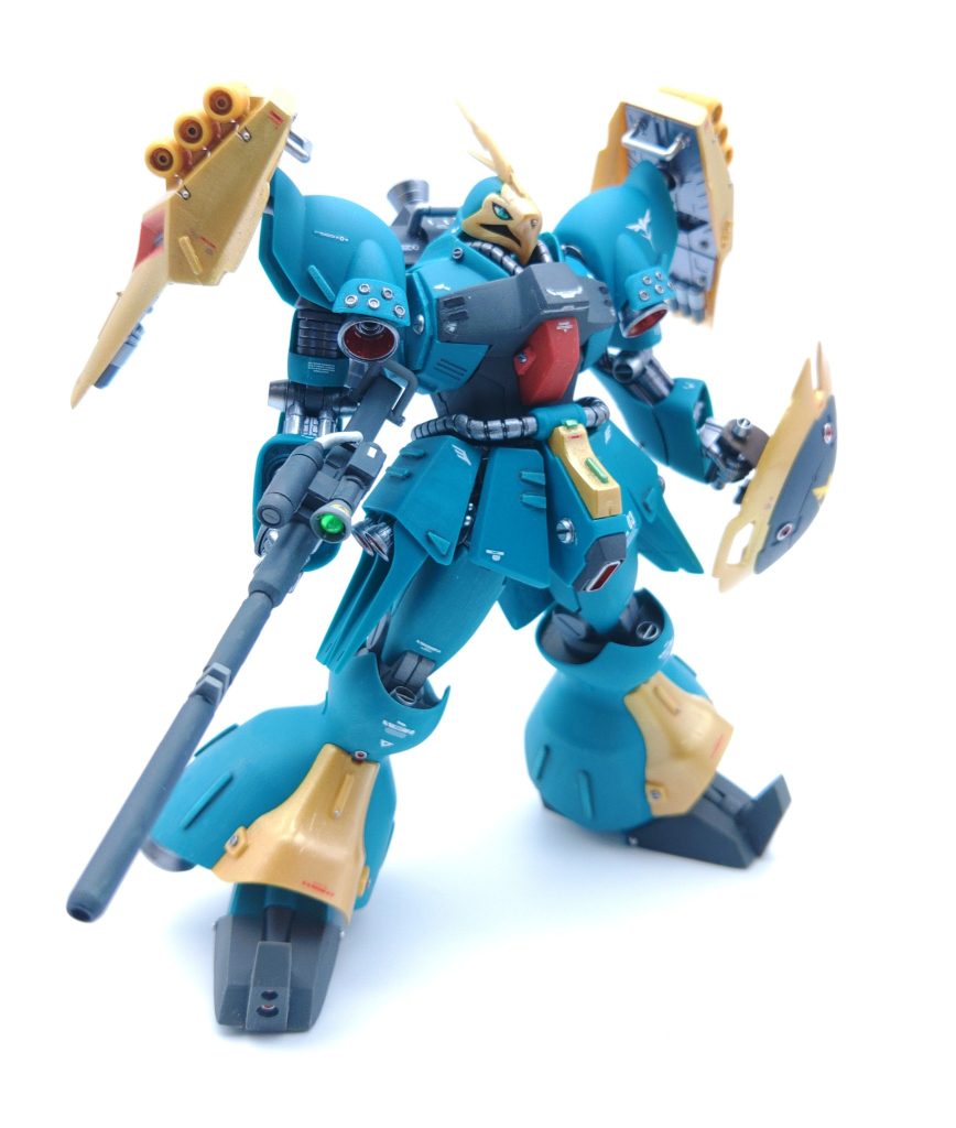 ギュネイ機を作るうえでは、ギュネイ・ガスという男の魅力は切っても切り離せないものがあります。逆シャアの中でギュネイは、ネオジオン軍で2つの相関関係の中にいると考えます。クェスを中心としたシャアとの恋慕の関係性と、クェス、レズンたちの中にいるパイロットやメカニック達との軍隊としての関係性です。この2つの関係性から見えてくるのは、パイロットとして超有能さと、指揮やチームプレイのとれなさ、人との関わりのヘタクソさです。