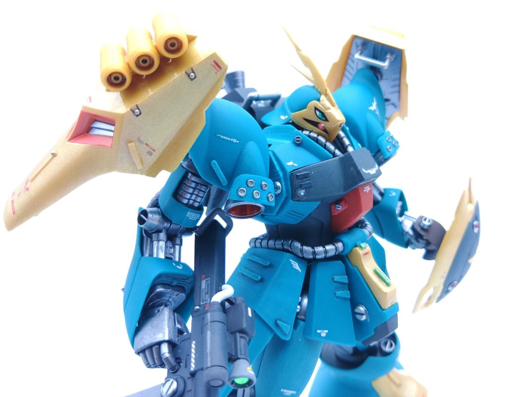 さて、そんな強化人間のギュネイが乗ることを念頭に、推力、サイコフレーム搭載など、ギラドーガのフレームが持つ性能を限界まで高めた機体に見えるように製作していきます。