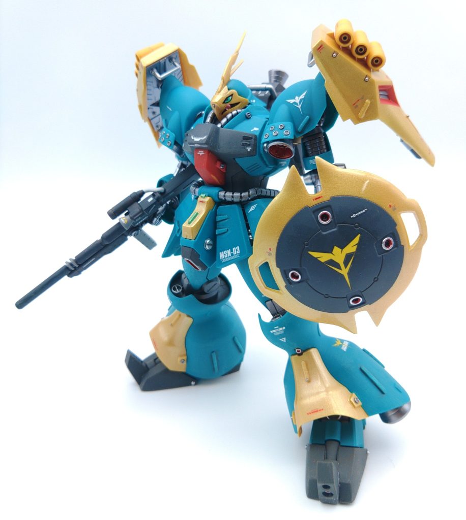 ヤクト・ドーガはギラドーガのフレームを使って製造されたサイコミュ搭載機です。シャアの要求性能には達しなかったためにサザビーの開発につながるのですが、逆にいえばギラドーガのフレーム性能を限界まで追求した高性能機ともいえるわけです。肩アーマー内のバーニアやスネ正面のバーニアノズルなど各所にギラドーガとの関連性を見ることができます。