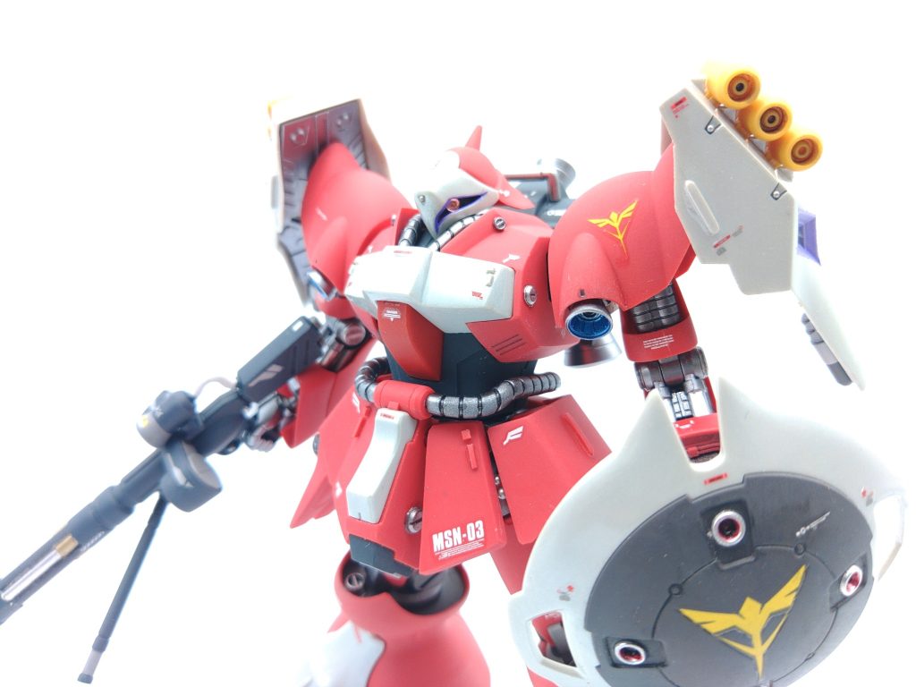 ギュネイ機のほうでHGヤクト・ドーガの指定カラーの件に触れましたが、このHGUCのクェス機はもう一つ、設定画から変更、省略されてしまっている箇所がありまして、それが目の回りの黒い縁取りなんですね。この縁取りはREでも省略されているのでおそらく無かったことになっているのでしょうが、ヤクト・ドーガに本当の一般機があるとしたら、この縁取りはクェス機独特の立派な個性です。スジボリで再現するのはやや面倒なので、ボクのクェス機ではパープルのアイラインで再現しました。クェスらしさとはいわないまでも、それっぽくなったと思います。その他、設定のバーニア内部色は赤なのですが、本体の赤と被って目立たなくなるので、青にするなど見映え重視の現物合わせで調整しています。