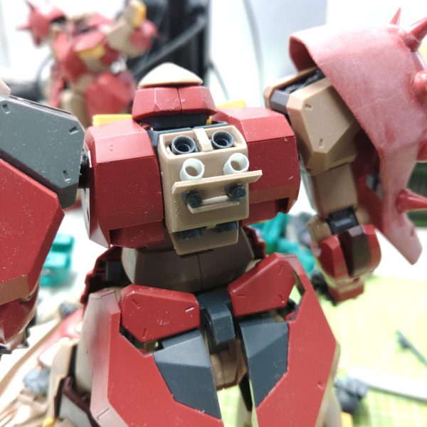 いじるところがほぼないので、ランナータグのみで改造目付きを鋭く右肩のスパイクシールドを大きくそれに伴って左の出っ張りを大きくバックパックを上にずらして、頭部をうまったようにしつつ、バックパックがずれた隙間を埋めるデカいので荒研ぎに時間がかかる予感、あとは手首をなんとかしたい（4枚目）