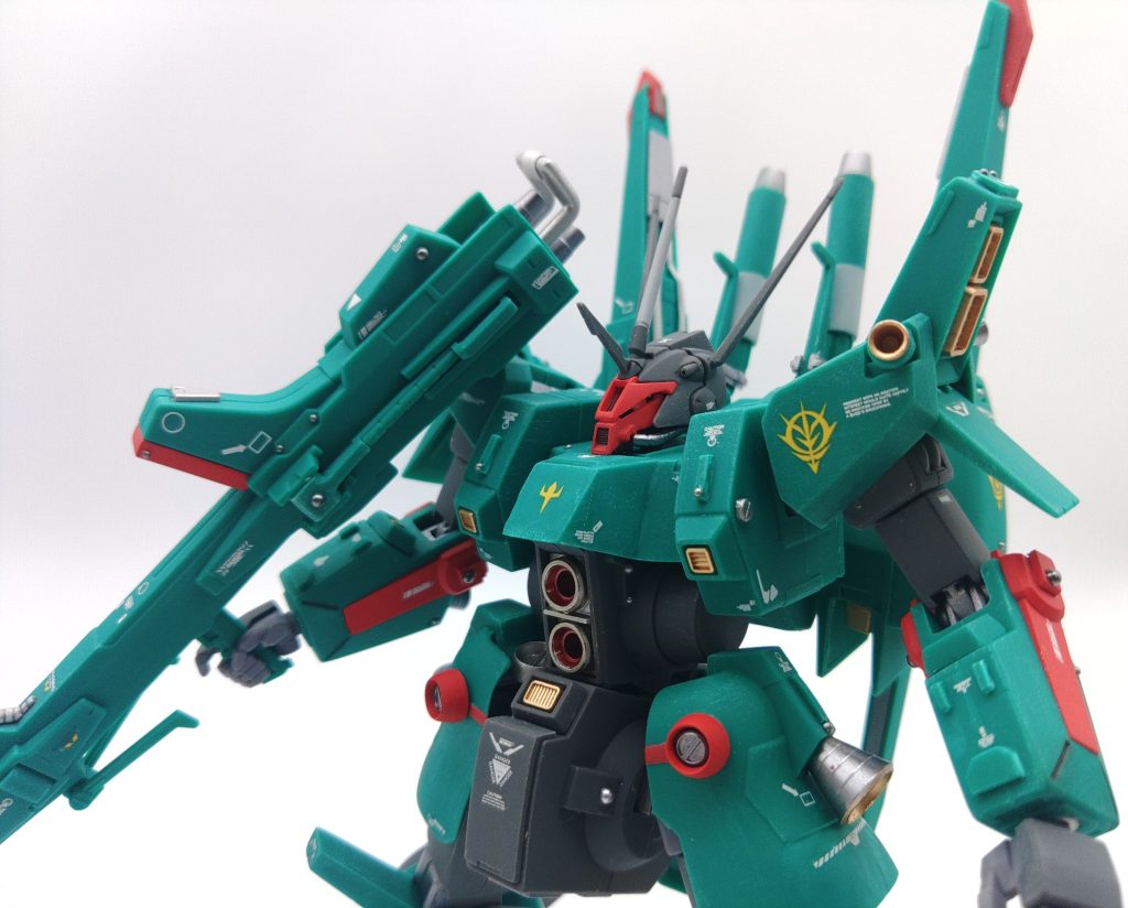 ドーベンウルフの思い出は、今となってはモデラーだれもが知っている、『稚拙でも最後まで完成させた作品は未完成の大作に勝る』という言葉の意味を知る以前のチャレンジした結果の未完成として記憶に残っています。そして、ボクもこの年になってようやくガンプラの完成のさせ方というものが少し分かってきたところです。今となっては連絡もとりようもないかつての友人に遅ればせながらの完成報告としてこの場をお借りします。余談しかしてないついでに、去年、一昨年のHGUCドーベンウルフの再版がなく、値段がひどく高騰していた時期のことです。ネット通販で破格の2500円で売っていたドーベンウルフに飛び付き、即座に注文MAXの３個ほど発注したところ、3機のドーベンウルフの旧キットが届きました。DTウルフ隊の呪縛は未だボクを捉えたままだったようです。また大友くんドーベンウルフ作らねぇかな？(;･３･)