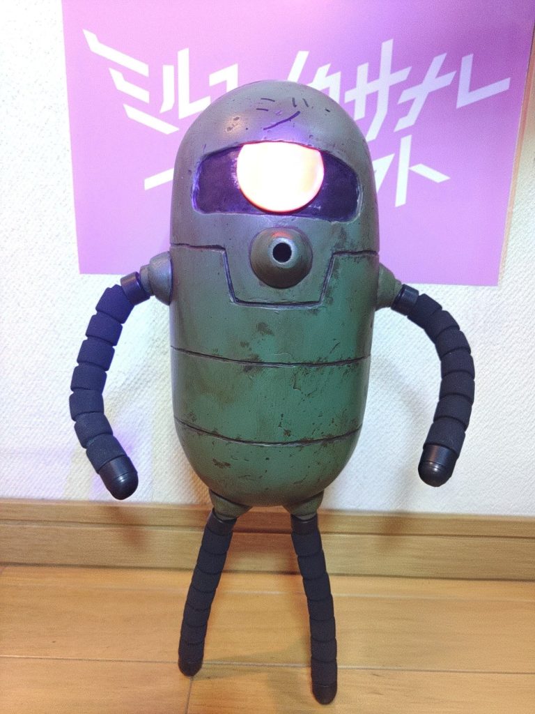 全身ショット。モノアイはUVレジン造形に蛍光ピンク塗装。UVライトで光りますw　手足以外は、PPプライマー　→　黒サーフェイサー　→　ガンダムスプレー緑　→　ミスターウェザリングカラーの順で塗装です。後日、本家メガサイズザクの純正デカールを貼ります😀