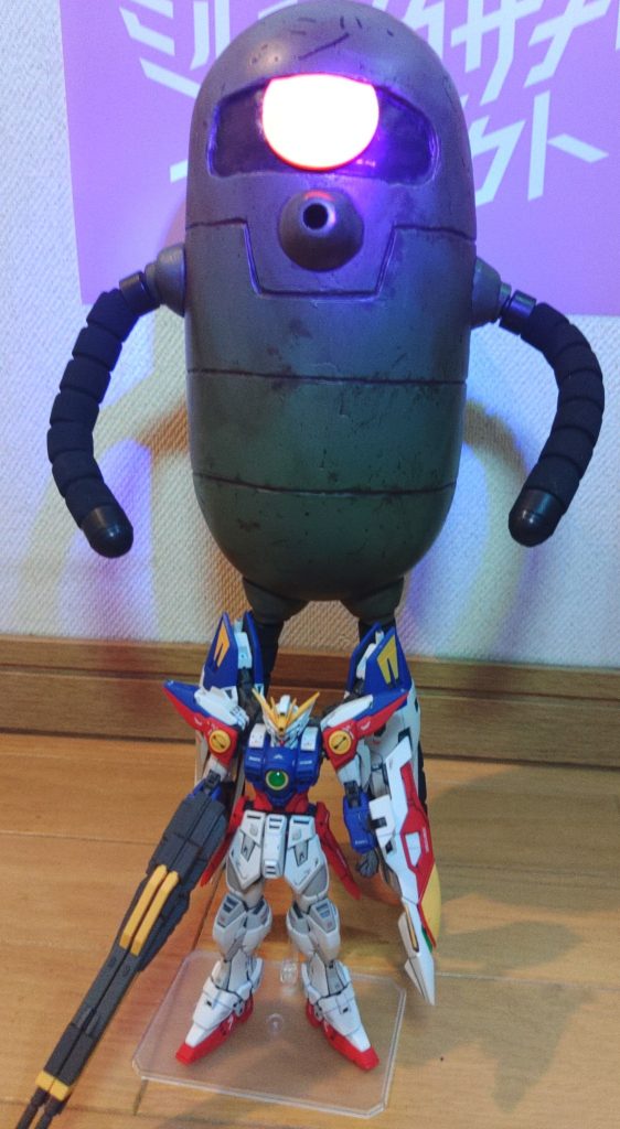 比較の為、以前作成したRGウイングガンダムゼロとのショット…もはやペットサイズなサクさん汗