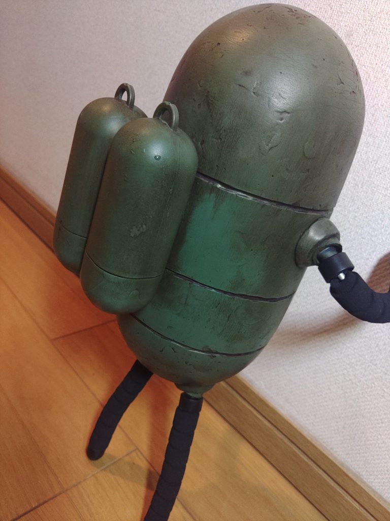 後ろ姿を忘れてました。サクさん落ち込んでる感…w　バックパックは100均の携帯ゴミ袋カプセルで、以前サクさん８体セットを作った時にボディにしたものです☺️