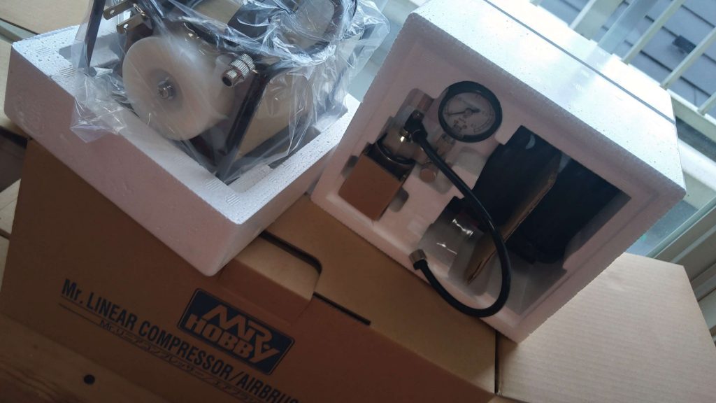 これまで10体くらいガンプラを全塗装してくれた、充電式エアブラシくんの接続ネジがガタガタになってエア漏れしてしまったので、今回クレオスのL5コンプレッサーを思い切って買っちゃいました。……そう、たしか14か月前に。一年以上寝かせて今更開封したのは本当にどうかしてる。本格的なコンプレッサーを買って、さぁプラモ作りまくるぞ！と思いきや積みプラみたいに積みコンプレッサーをするとは思いもよりませんでした。本当にどうかしてる。