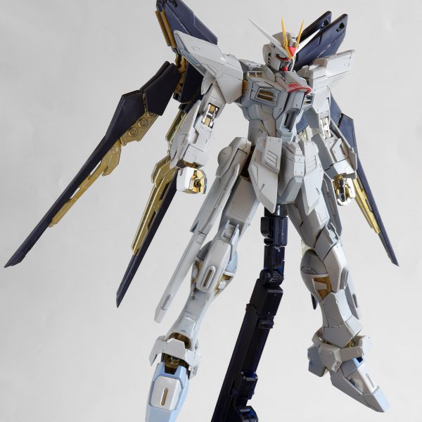Vor einem Jahr hab ich angefangen diesen gebrauchten Strike Freedom zu renovieren. Im ersten Bild sind schon die Oberschenkel, V-Antenne und Hüfte renoviert. Dann habe ich eine Pause eingelegt. Jetzt habe ich mit der Bemalung begonnen.（7枚目）