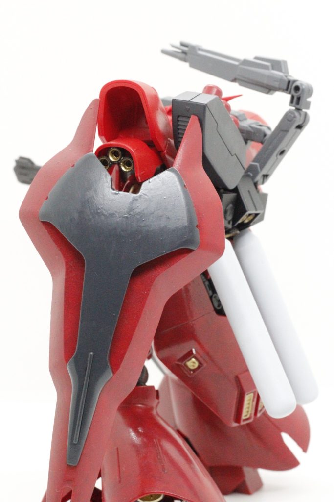 後ろ姿。使った塗料は本体や盾にアクリジョン　光沢 あずき色(赤2号) 基本色・電車アクリジョン　光沢 モンザレッド 基本色・自動車水性ホビーカラー　半光沢 ファントムグレー となっていて、武器やバーニア、動力パイプにエナメル　ゴールドリーフエナメル　クロームシルバーとなっています。今回は墨入れ、汚しなどはやっておりません。