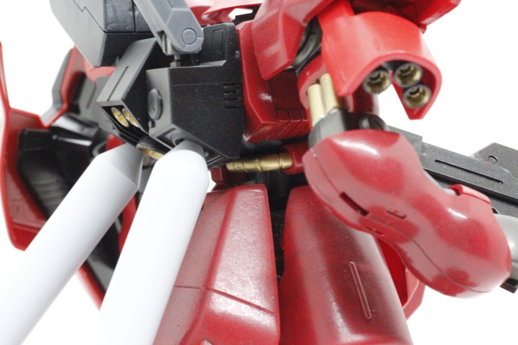 作ってみて思ったのが、とにかくバーニアの数が多い事と、図体がデカいので塗装するのが大変でした。そして驚くほど脚が取れやすいです。塗装中に何度取れた事か。