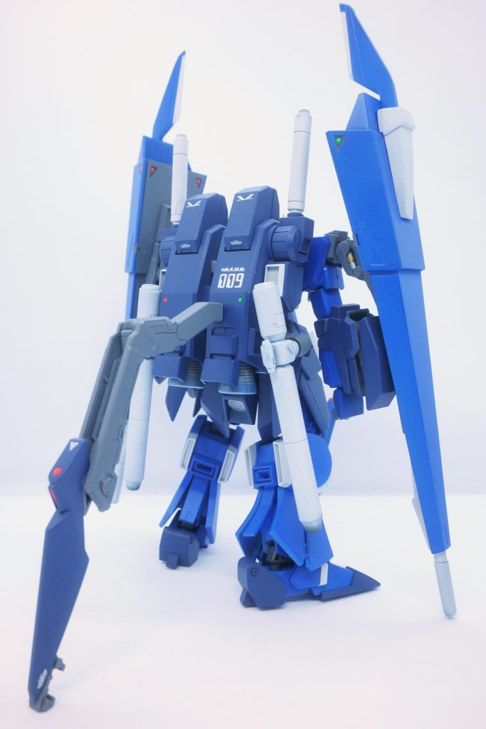 ビームカノンは子供の頃に作った旧キットEx-Sが転がっていたので、そちらを使用。背中が何となく寂しかったので、ギャプランのアームをつけてみました。