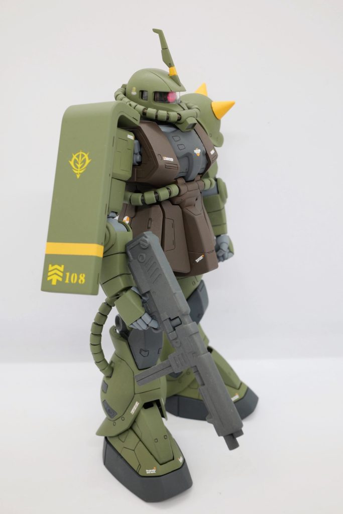 ツノと盾に黄色いラインを入れてみました。その時に元々貼ってた大尉の階級章が丸ごと破れてしまい、大佐まで一気に階級アップ…