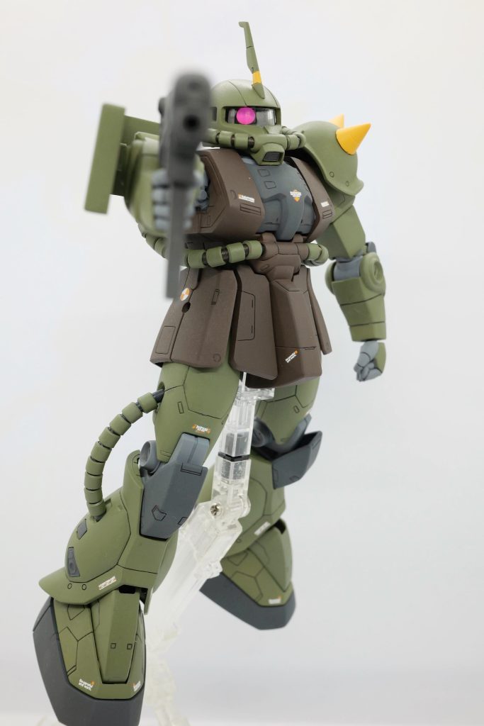 関節がクタクタなのと、MG1.0ならではの可動範囲であまり動きません。でもこのがっしりしたプロポーションはカッコいいなと思います。