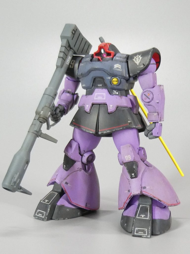 全体はこんな感じです。激戦の1年戦争、それも末期ならこれくらいは汚れるよなぁ～という、もう100%自分のイメージで仕上げました。デカールの貼り方はリアルタイプドムを意識しています。