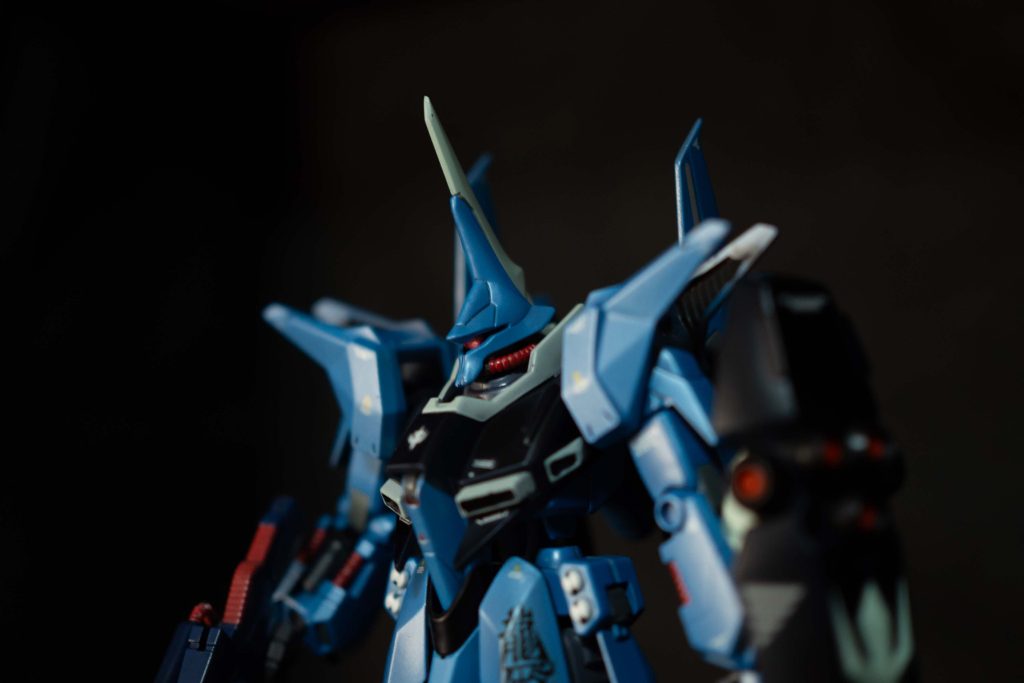 いつものようにガンダムマーカーメインで塗装してますが、赤色はDSPIAEの赤ペンを使用しました。ガンダムマーカーに重ね塗りしても全く問題なくてよいです。