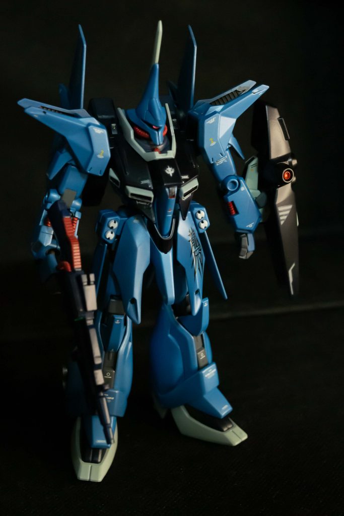 使用した塗料・ライトグレー部分：ガンダムライトブルー＋シャインシルバー（１：１）・ダークグレー部分：SEEDダークブルー・ほぼ白っぽい部分：MSVライトブルー・ビームライフル：ティターンズブルー上記塗装のベースとして　ガンダムブラック＋ガンダムメッキシルバー（１：１）・スラスター：ガンダムメッキシルバー・スラスター内部：ガンダムメッキシルバー塗装後コスモメタブルー以上ガンダムマーカー（すべてガンダムマーカーエアブラシで塗装）赤部分：DSPIAE レッドグレー部分：DSPIAE グレー腰の白い部分：DSPIAE ホワイト仕上げにプレミアムトップコート 半光沢