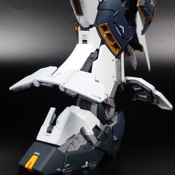 PGU νガンダム脚部装甲完成しました。ディテールアップは若干のスジボリとモールド掘り直しのみです。あまりモールドは追加せず水転写デカールの追加で情報量を増やす方向で進めようと考えています。（5枚目）