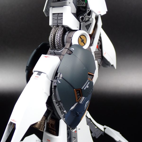 PGU νガンダム脚部装甲完成しました。ディテールアップは若干のスジボリとモールド掘り直しのみです。あまりモールドは追加せず水転写デカールの追加で情報量を増やす方向で進めようと考えています。（6枚目）