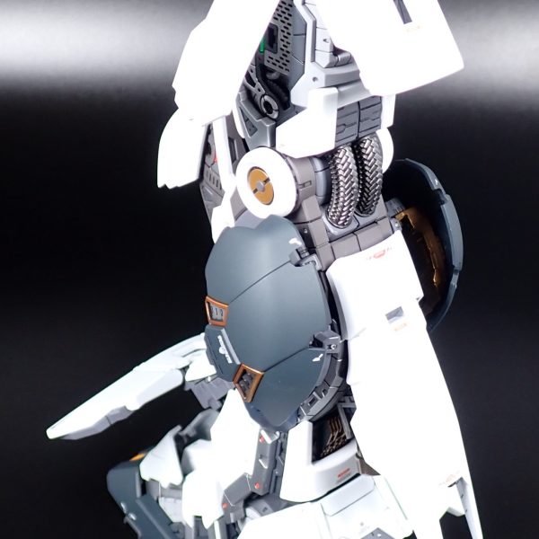 PGU νガンダム脚部装甲完成しました。ディテールアップは若干のスジボリとモールド掘り直しのみです。あまりモールドは追加せず水転写デカールの追加で情報量を増やす方向で進めようと考えています。（3枚目）