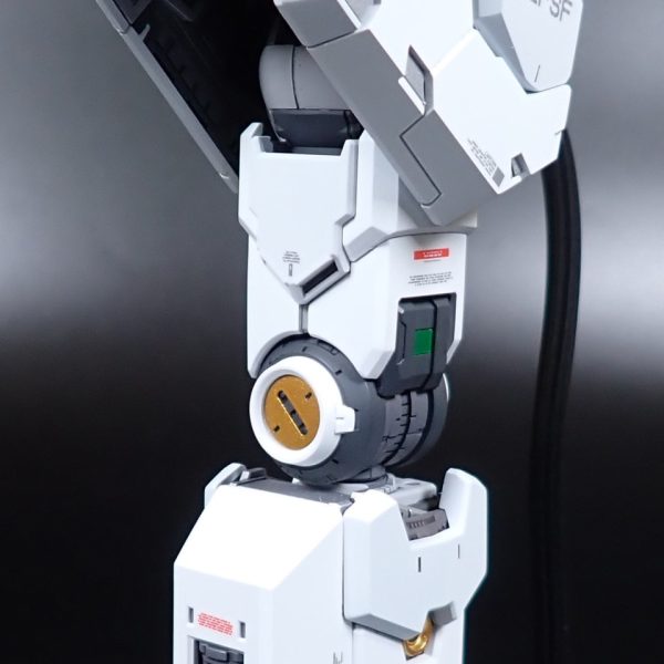 PGU νガンダム（腕部装甲）完成しました。【塗装レシピ】（G）=ガイアノーツ（C）=クレオスフレームダークグレー：メカサフスーパーヘヴィ（G）フレームグレー：メカサフヘヴィ（G）フレームブラウン：メカサフヘヴィ（G）70%+レッドブラウン（C）30%フレームシルバー：スーパーマットアルミ（C）フレームゴールド：パールゴールド（G）フレームメタリックオレンジ：パールゴールド（G）80%＋クリアーレッド（G）20%サイコフレーム：（下地）スターブライトシルバー（G）＋蛍光グリーン（G）外装ホワイト：EXホワイト（G）70%＋MSホワイト（C）30%外装ライトグレー：MSホワイト（C）外装グレー：サーフェイサー#1200（C）外装ダークブルー：ネイビーブルー（C）外装ブルー：ディープオーシャンブルー（C）外装イエロー：オレンジイエロー（C）外装レッド：サザビーレッド（C）コックピット：あずき色（C）ABS下地：ミッチャクロンマルチプライマーその他：スターブライトアイアン（G）、ダークステンレスシルバー（G）、蛍光グリーン（G）、蛍光レッド（G）、蛍光クリアー（G）、GAAHLERI水性メタリックマーカーetc…（3枚目）
