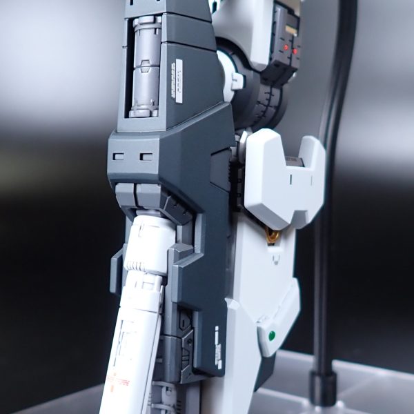 PGU νガンダム（腕部装甲）完成しました。【塗装レシピ】（G）=ガイアノーツ（C）=クレオスフレームダークグレー：メカサフスーパーヘヴィ（G）フレームグレー：メカサフヘヴィ（G）フレームブラウン：メカサフヘヴィ（G）70%+レッドブラウン（C）30%フレームシルバー：スーパーマットアルミ（C）フレームゴールド：パールゴールド（G）フレームメタリックオレンジ：パールゴールド（G）80%＋クリアーレッド（G）20%サイコフレーム：（下地）スターブライトシルバー（G）＋蛍光グリーン（G）外装ホワイト：EXホワイト（G）70%＋MSホワイト（C）30%外装ライトグレー：MSホワイト（C）外装グレー：サーフェイサー#1200（C）外装ダークブルー：ネイビーブルー（C）外装ブルー：ディープオーシャンブルー（C）外装イエロー：オレンジイエロー（C）外装レッド：サザビーレッド（C）コックピット：あずき色（C）ABS下地：ミッチャクロンマルチプライマーその他：スターブライトアイアン（G）、ダークステンレスシルバー（G）、蛍光グリーン（G）、蛍光レッド（G）、蛍光クリアー（G）、GAAHLERI水性メタリックマーカーetc…（6枚目）