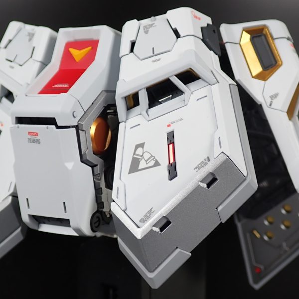 PGU νガンダム（腰部装甲）完成しました。胸部同様、デカール多めです。（2枚目）