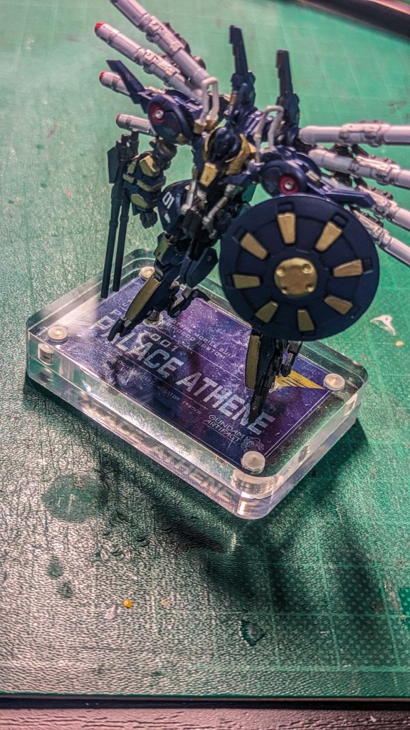 台座を今回も作りました。これまでの逆シャア機体には黒×クリアで作りましたが、今回はティターンズブルー×イエロー×クリアで。足裏と台座にネオジム磁石をしこんでいます。