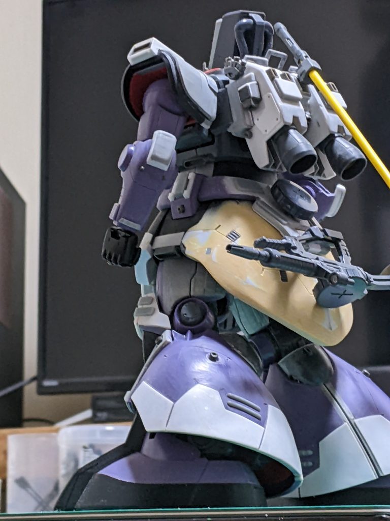 バックパックは、オリジナルです。フロントスカートとリアスカートは、だいぶ延長してます。(タミヤのエポキシパテ初めて使用💦 )ショルダーアーマーは、2重にしてからプラ版で大型化してます。