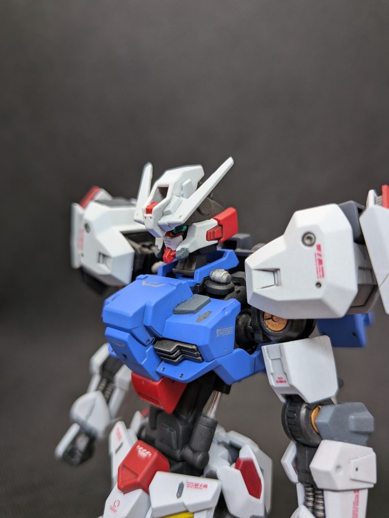 胴体アップガンダムアスタロトの胴体、顔はシンプルで好きです。刑部一平さんのXのイラストを見て、アスタロトをベースに機体を作る事を決めました。全体の肉付けに合わせてちょっとだけ蛇足な継ぎ足しをしていますがイメージが崩れない事を意識しました。&nbsp;