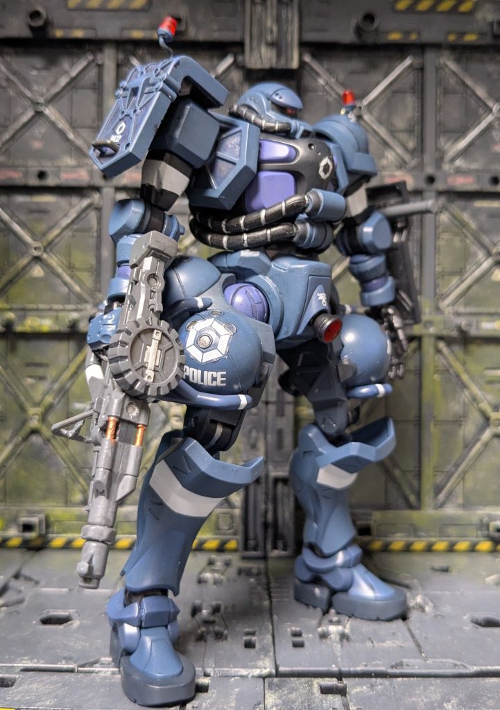 右から。腿の軍警マークは水転写デカール裂けてしまったので、付属シール。ちなみに脛と二の腕の白のラインは水転写デカールせっかく買ったし使ってみようとトライしたんですが普通にダメにしました。シワ寄ってなおせないし微妙に透けるのも気になるし。その後付属のシールでも失敗したので、観念してマスキングしてエアブラシ。ほとんどトップコートにしか使ってませんが一応持っているのです。