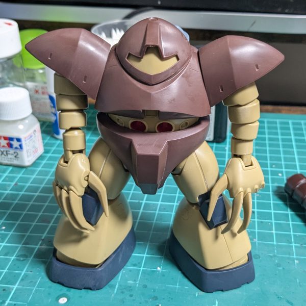 GQのキットなんていうパーツも情報量も多いキットを作成したあとなので頭が疲れてしまいました。ここは単純ななにかを作っていったん休憩タイムを取らねば。というわけで大量につまったジャンク箱の中から取り出してきたのはHGUCゴッグさん。パチ組の中古です。まずは無心にゲート処理とかのヤスリワーク。私はセリアさんの800番、600番のスティックやすりを愛用しています。他も持ってはいますがそれで大体足りてしまうんですよね。んでもって仮組。あれ？首と胴体接続するボールジョイントと爪が2本ほどない。まあいっか。どうにかなるだろ。（2枚目）