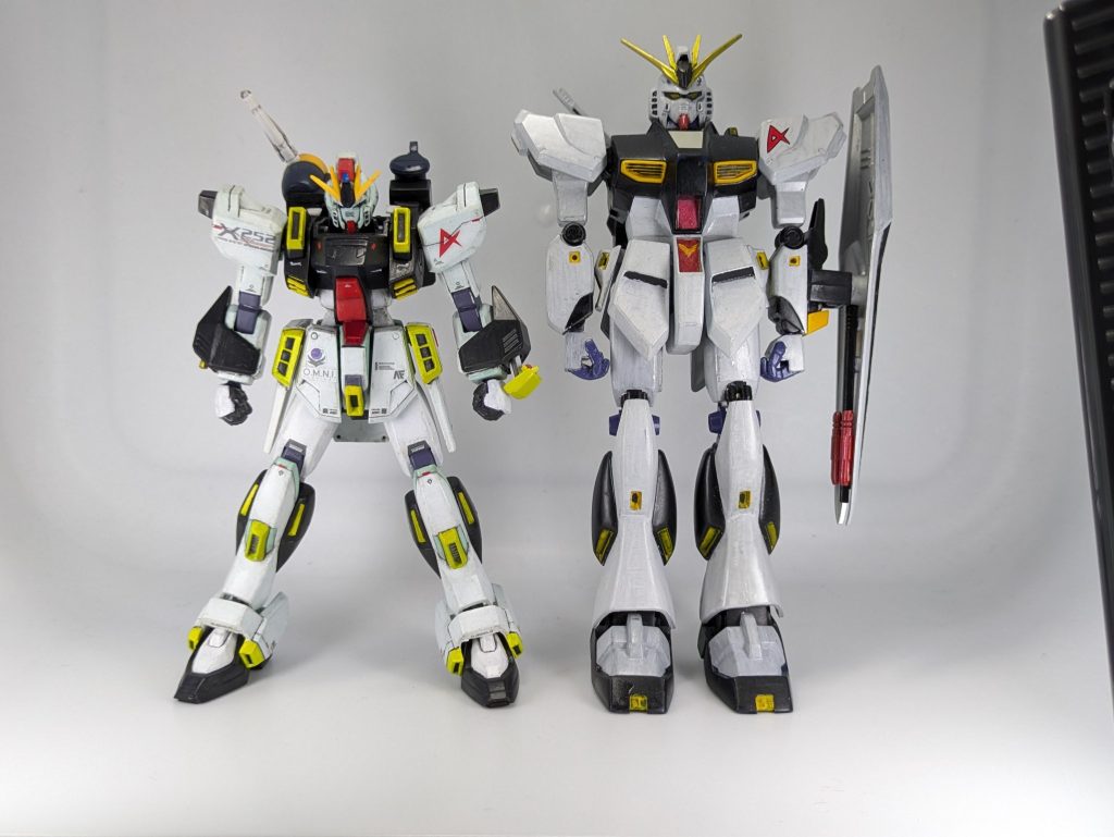 30年前に作った1/144旧キットと記念撮影。礼儀正しいお兄ちゃんとわんぱくな弟って感じですね。