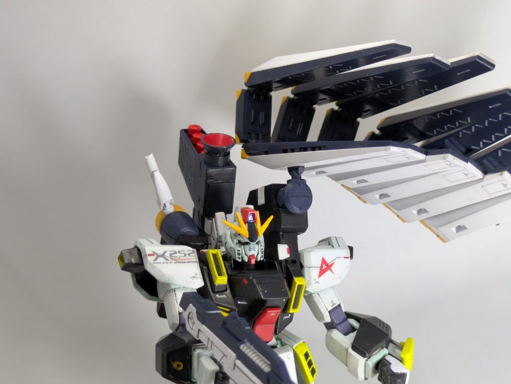 フォビドゥンの胸部はオモシロ機構でして、このような遊びもできます。フィンファンネルって一基でメガ粒子砲ですから、7基の一斉射はすさまじい高火力ですね。一基3MWらしいです（参考：RX78ガンダムのライフル1.9MW、ZZのダブルビームライフルは10.6MW）。