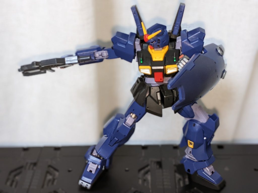 今回の作例ではAOZ風ということで、武装はAOZでおなじみのXBR-M86Bに変更。シールドも余っているコマンドシールドを有効活用させていただきました。余りパーツで装備させてみた割に似合ってます。グリーン・オアシス配備前の運用試験ということでバルカンポッドはあえて外しております。マニピュレータもジムカスタム系統（いわゆるヘイズルの物）の物が装備されたという想定です。データ収集用のマニキュア＝赤色に塗られたセンサーがTRマシン共通のポイントなので、mk-IIにも倣って貰ったです。違和感無いです。