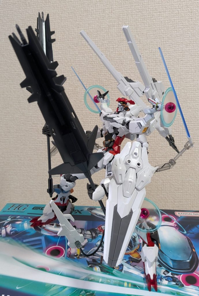製作動機としては、当初「レクスとキャリバーン」か「キャリバーンとジークアクス（エンディミオンユニット）」を製作したいと考えてました。それならいっそ「3最終主人公機をまとめてミキシングしよう」と思い至ったのが理由です。