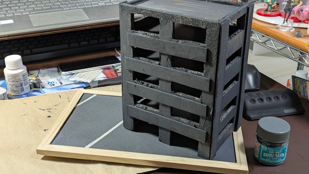 ジオラマ製作の過程を簡単に紹介。↓こちらの動画を参考にさせていだきました。&nbsp;材料はダイソーで買った黒のカラーボードとうすーいスポンジ。ビルの形になるよう切ったり貼ったりして作ります。