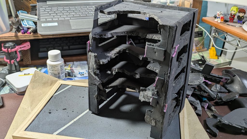 ビルが完成したら、イイ感じにぶっ壊します。私はハサミとカッターを使いつつ、おもいっきり手でちぎりました。イラっとした出来事や人を思い浮かべながらやると、力が入るのでオススメです☆
