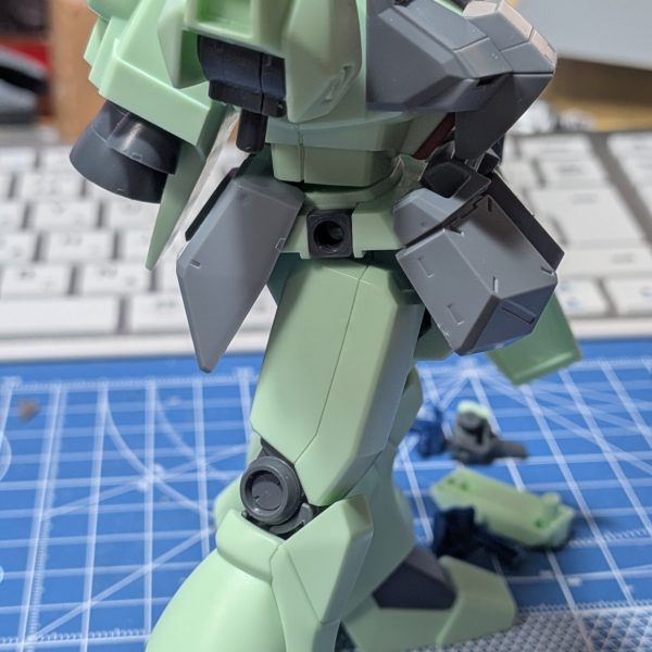 二つの加工でこんなにフィットするなんて・・・もしかして今まで私が知らなかっただけで周知の事実だったり？だとしたら恥ずかしい・・・(/ω＼)・フロントアーマー内側の突起を削り落とす・リアアーマー用の2.5mm穴を開けてアーマーつける（2枚目）