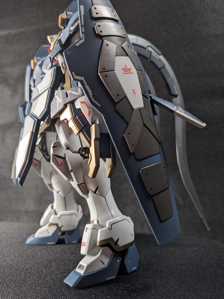 今回は、スジボリはフロントアーマーのみ、一部プラバンを貼り、厚みを出しました。塗装については、イエローを黒下地のゴールドで　白部分はところどころグレーで色分け、その他部分塗装をした程度です。元のプラの色がいい色味を出していたので、そのまま艶消しクリア―で仕上げました。
