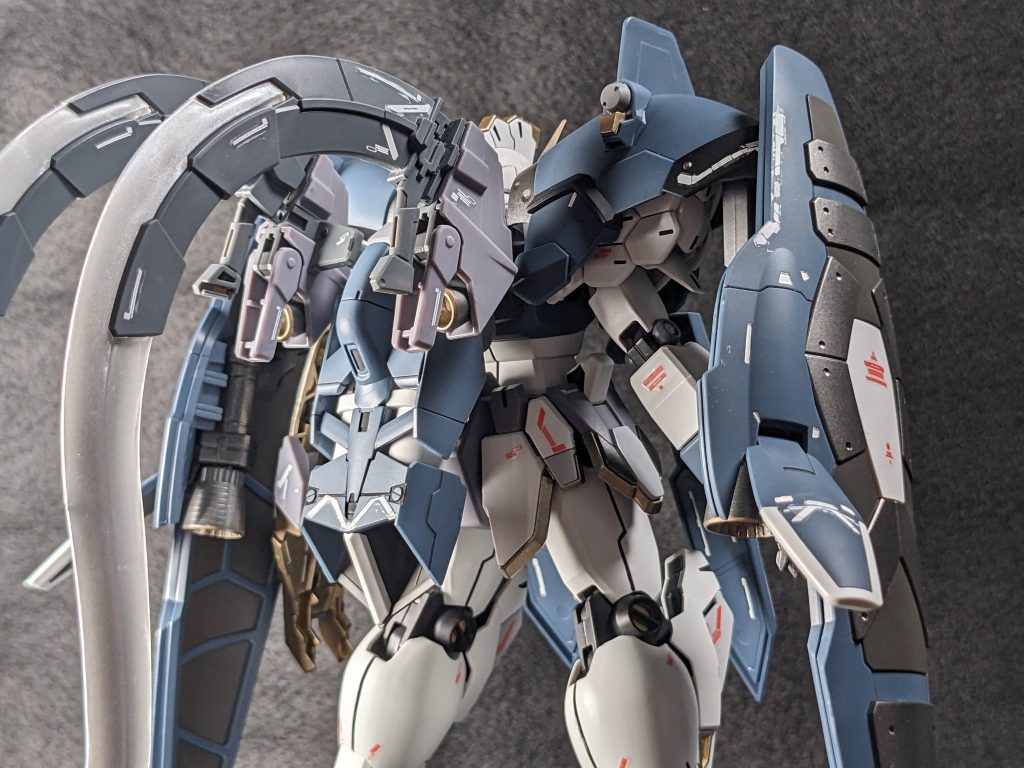 バックショットは最高にイカしていますねー　ヒートショーテルを後ろにくっつけるなんて、だれが考えたんでしょうか。めっちゃかっこいい。ガンメタで塗ってみましたが、違いが分かりません。バーニア部分も内側はゴールド、外側はガンメタで細かく塗り分けています。&nbsp;