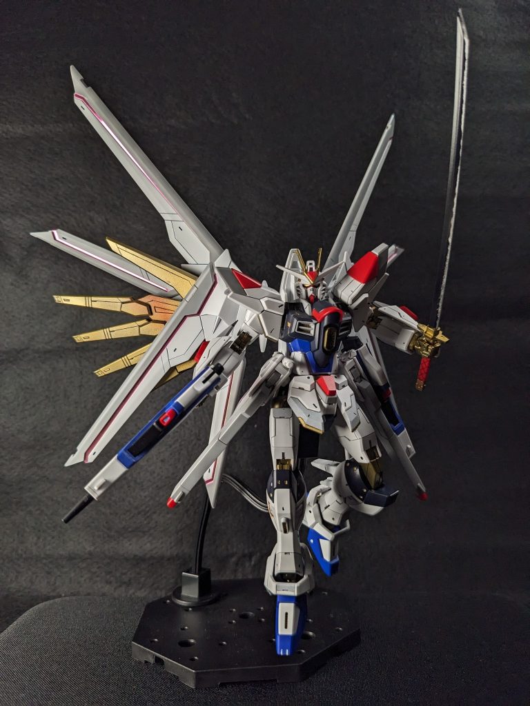 対艦刀フツノミタマは黒い刀身の日本刀型の実体剣です。ビームサーベルと切り結べるほどの強度と、ブラックナイトスコードのフェムテク装甲を両断できる圧倒的な切断力を持ちます。いい感じで撮れているかな？