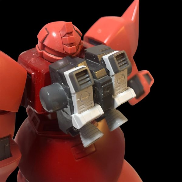 ドナヒューグフに続き、ドナヒューゲルググの作成開始しました。ドナヒューの陸戦型ゲルググは通常のゲルググの色違いでしかないため、ケン•ビーダーシュタットの陸戦型ゲルググをイメージしてドナヒュー機を作成しています。まずバックパックが特徴的でしたので取り掛かりました。ベースはゾゴック用のバックパックを買って貼って作成しました。ショルダーアーマーのスラスターはゲルググJから移植しています。（5枚目）
