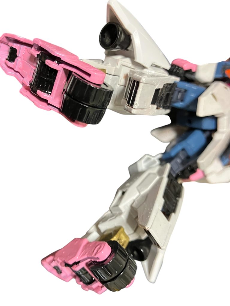これらの突撃を支えるのはローラーダッシュと背部の高出力バックパック^_^