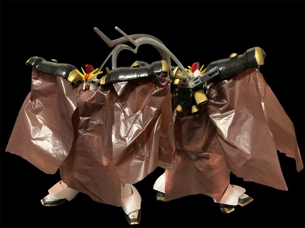 マント装備時。仕方ないことではあるのですが、最近のガンプラの柔らかい素材は布より硬いし重いので、マントのよじれなどを表現するのに不十分なのが納得いかないんですよね。
