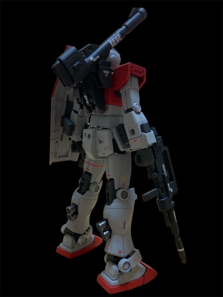 バックパック右にフルアーマーガンダムのショルダーキャノン、右手に持っているビームライフルはスタークジェガンの余剰品とガンダム用ビームライフルの砲身を組合せました。
