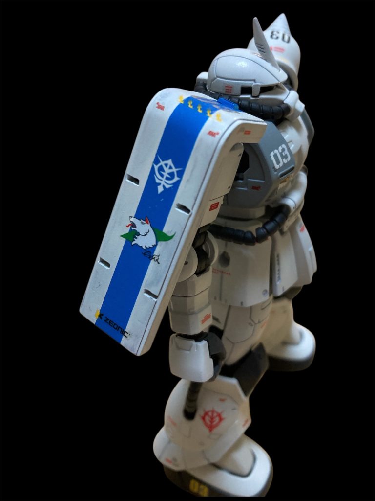 左のスパイクアーマーに青いラインを塗装するのはハードルが高かったのでシールドにラインを入れました。