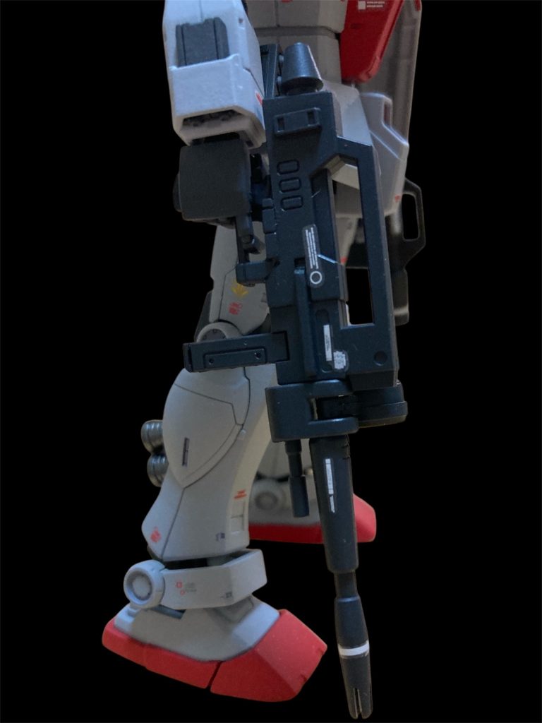 こちらがライフル。トリガー部もガンダム用から切り取って移植しています。違和感なく組合せられました。
