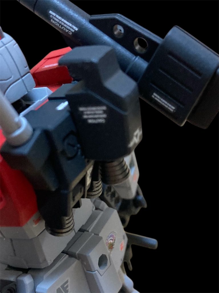 ちょっとピンぼけでわかりにくいですがバックパックにバズーカラックを自作。こちらはガンダムのふんどし部分にプラ板を貼ってバズーカを引っ掛けられる様にしました。ついでにバーニアを一つ追加。MGのジムだとバックパックの右側に取付けてある様ですがショルダーキャノン装備したのでνガンダムみたいに真ん中に装備しています。