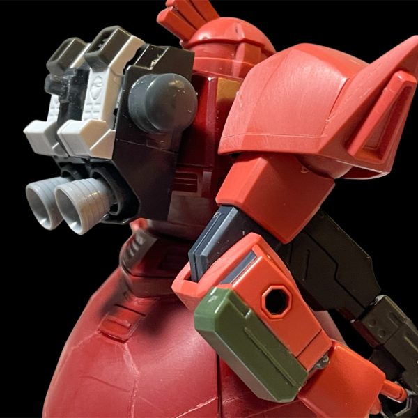 ドナヒューグフに続き、ドナヒューゲルググの作成開始しました。ドナヒューの陸戦型ゲルググは通常のゲルググの色違いでしかないため、ケン•ビーダーシュタットの陸戦型ゲルググをイメージしてドナヒュー機を作成しています。まずバックパックが特徴的でしたので取り掛かりました。ベースはゾゴック用のバックパックを買って貼って作成しました。ショルダーアーマーのスラスターはゲルググJから移植しています。（6枚目）