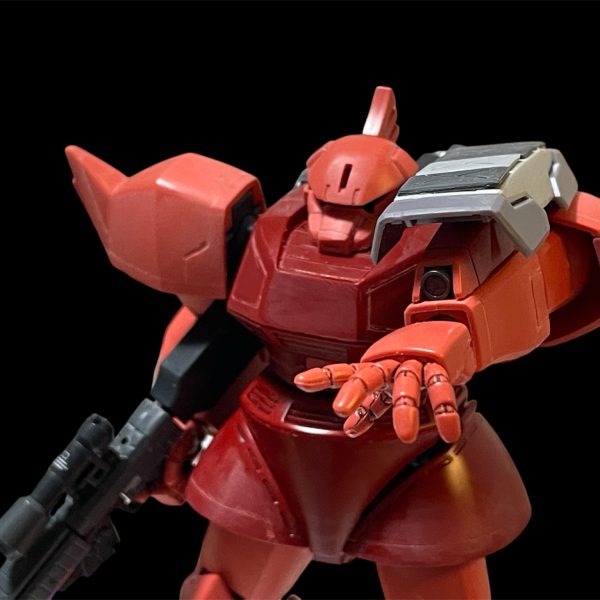 バックパックに続き武装類に取り掛かりました。バックパックと同じく専用のシールドがあるので、ハインドリーシュトルムのシールドをベースに、形状変更とランナータグを使用して作成。ビームライフルはシステムウェポン002の試作ビームライフル、ドナヒュー機なのでエンブレムを貼るためにゲルググシールドも用意しました。右腕部にガトリング、左腕部にグレネードを装備したので武装類はコレで終了。（7枚目）