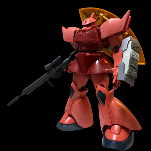 バックパックに続き武装類に取り掛かりました。バックパックと同じく専用のシールドがあるので、ハインドリーシュトルムのシールドをベースに、形状変更とランナータグを使用して作成。ビームライフルはシステムウェポン002の試作ビームライフル、ドナヒュー機なのでエンブレムを貼るためにゲルググシールドも用意しました。右腕部にガトリング、左腕部にグレネードを装備したので武装類はコレで終了。（5枚目）